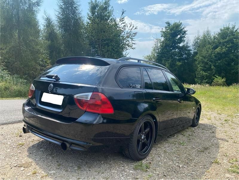 Schwarz Gebraucht 2005 BMW 320 Kombi | 1.499 € - Bild 1/2