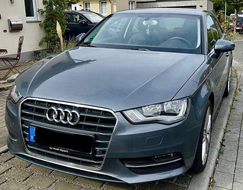 Grau Gebraucht 2013 Audi A3 Ambiente Limousine | 11.800 € (Guter Preis) - Bild 1/4