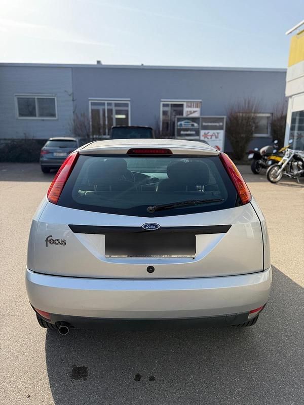 Usata Ford Focus 85 CV (62 kW) 2001 Argento Utilitaria