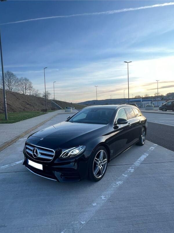 Schwarz Gebraucht 2019 Mercedes E220 AMG line Kombi | 19.850 € (Superpreis) - Bild 1/4