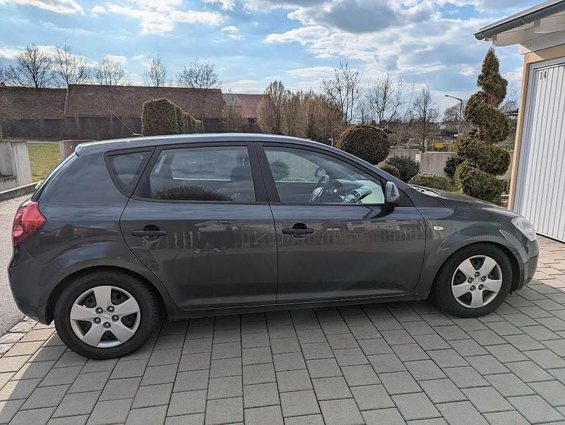 Gebraucht Kia Ceed LX 109 PS (80 kW) 2009 Grau Kleinwagen