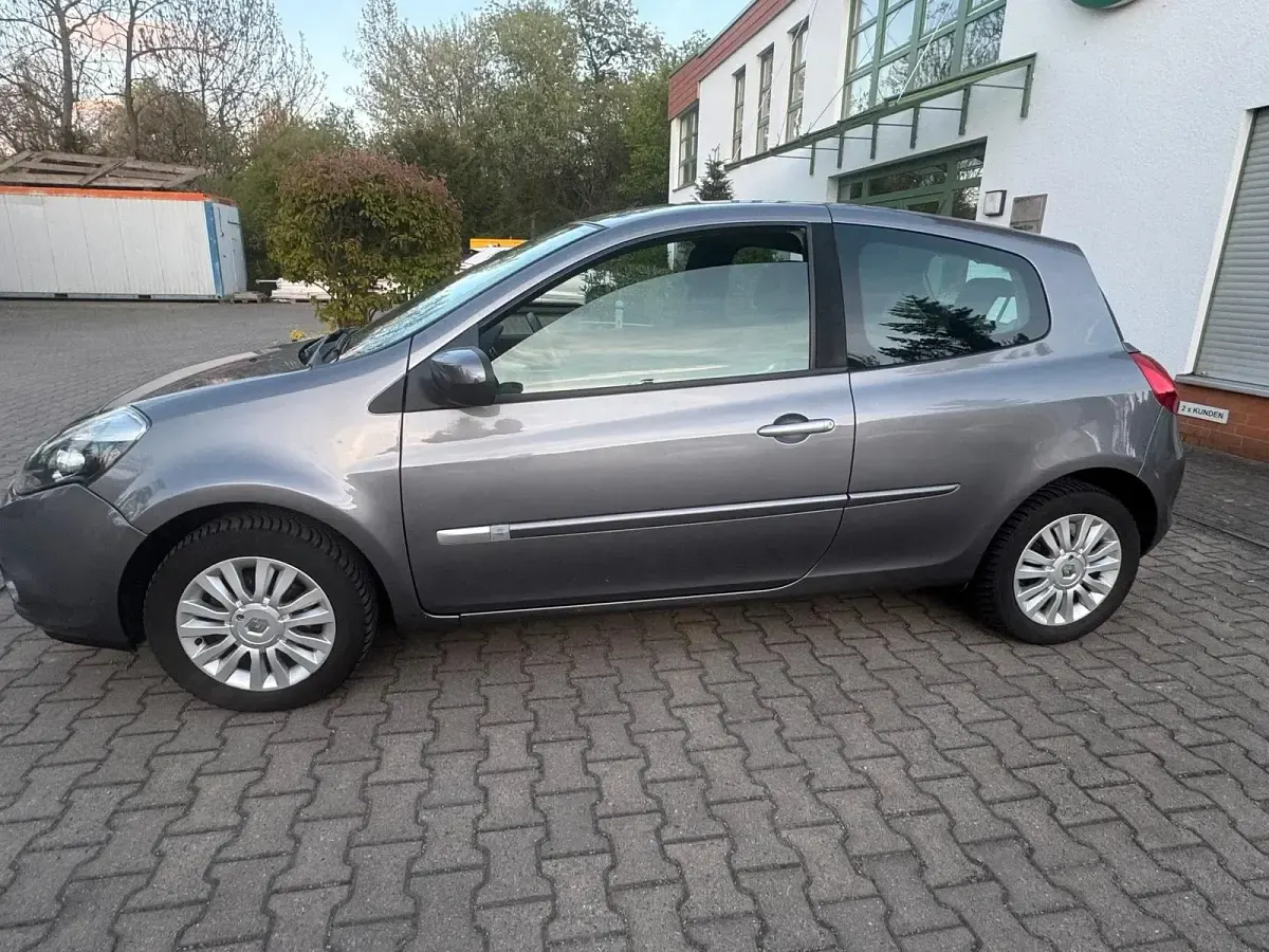 Gebraucht Renault Clio II 75 PS (55 kW) 2011 Grau Limousine