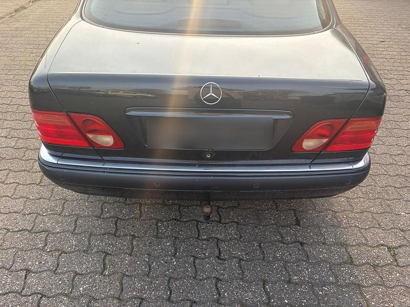 Gebraucht Mercedes E240 Elegance 170 PS (125 kW) 1999 Schwarz Limousine