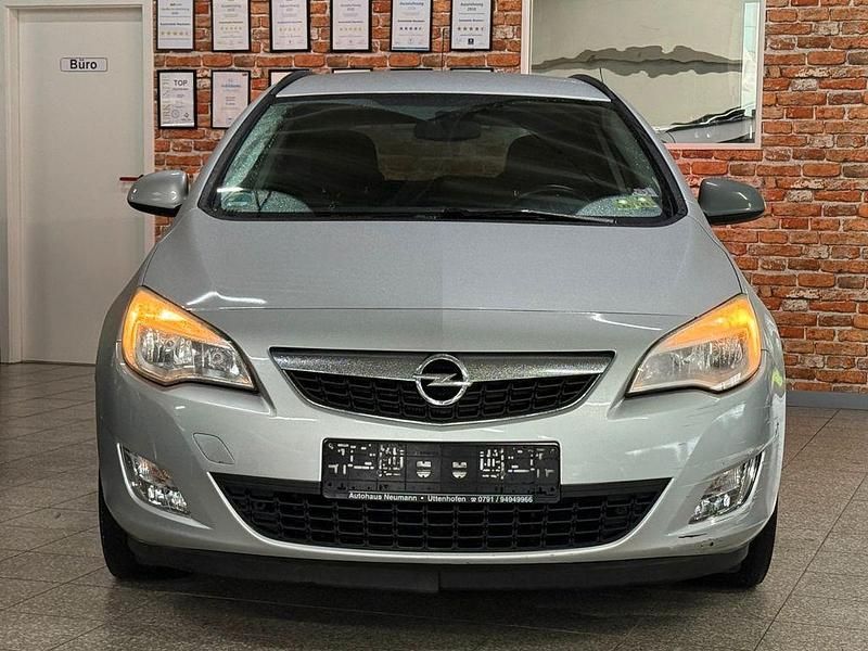 Gebraucht Opel Astra Design Edition 140 PS (102 kW) 2011 Silber Kombi