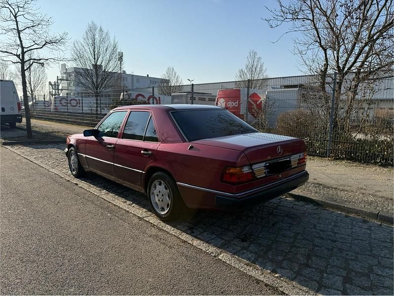 Gebraucht Mercedes E230 Sportline 136 PS (100 kW) 1991 Rot Limousine