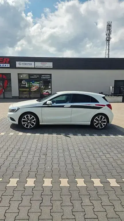 Gebraucht Mercedes A180 122 PS (89 kW) 2015 Weiß Limousine
