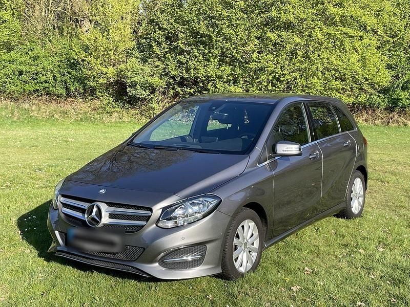 Grau Gebraucht 2017 Mercedes B180 Style Van / Kleinbus | 14.850 € (Superpreis) - Bild 1/4