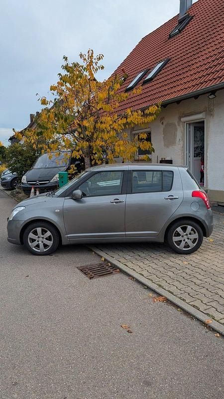 Grau Gebraucht 2010 Suzuki Swift Limousine | 2.850 € (Fairer Preis) - Bild 1/4