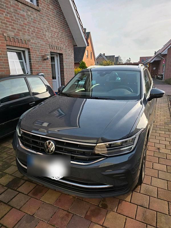 Grau Gebraucht 2024 VW Tiguan Move SUV | 31.990 € (Guter Preis) - Bild 1/4