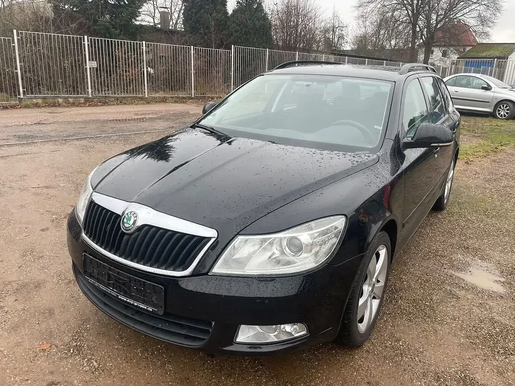 Gebraucht Skoda Octavia Ambiente 122 PS (89 kW) 2011 Schwarz Kombi