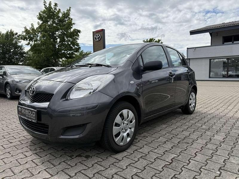 Grey metallic Gebraucht 2009 Toyota Yaris Cool Limousine | 5.490 € (Etwas zu teuer) - Bild 1/4