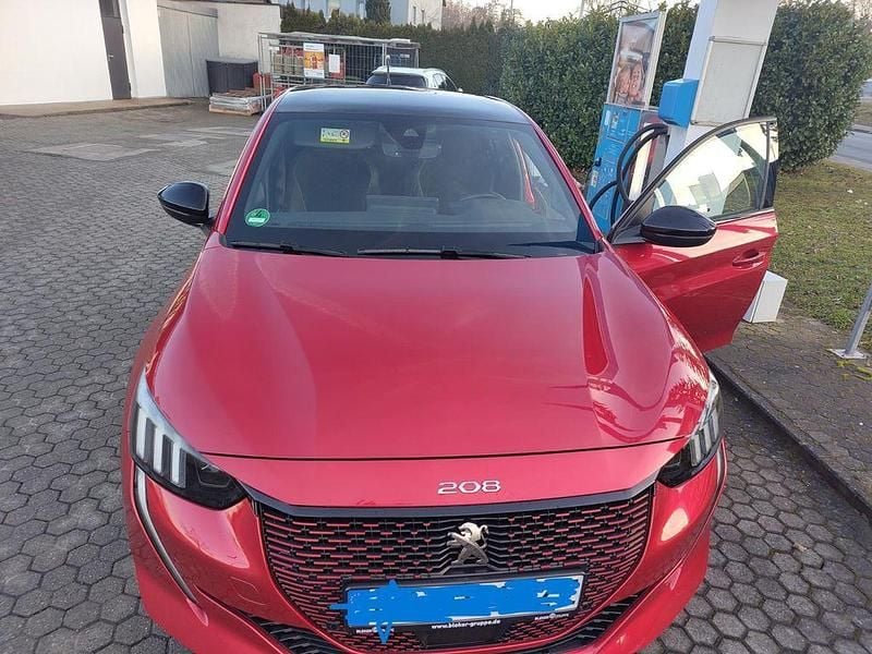 Rot Gebraucht 2022 Peugeot e-208 GT Kleinwagen | 17.900 € (Fairer Preis) - Bild 1/4