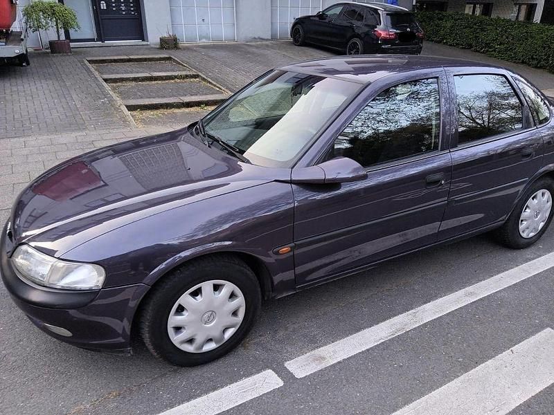 Brugt Opel Vectra 101 HK (74 kW) 1996 Blå Sedan