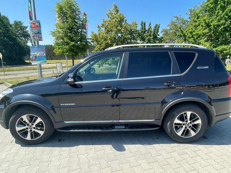 Schwarz Gebraucht 2017 Ssangyong Rexton SUV | 9.999 € - Bild 1/4
