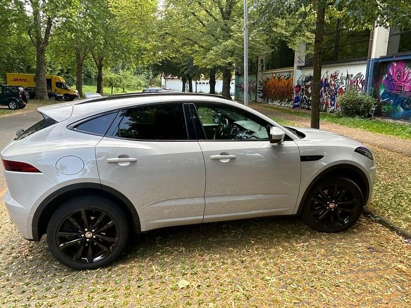 Grau Gebraucht 2018 Jaguar E-Pace R-Dynamic SUV | 21.850 € (Fairer Preis) - Bild 1/4