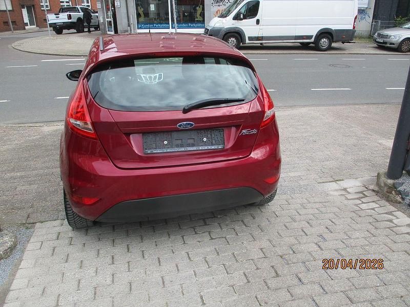 Gebraucht Ford Fiesta Trend 60 PS (44 kW) 2010 Rot Kleinwagen