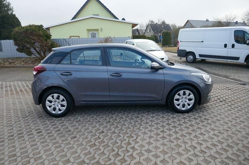 Gebraucht Hyundai i20 75 PS (55 kW) 2016 Grau Kleinwagen