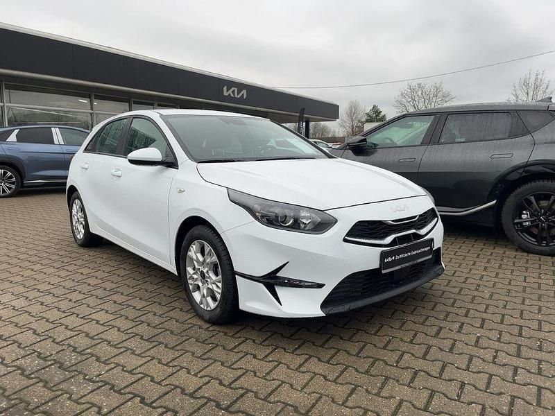 Gebraucht Kia Ceed Edition 7 101 PS (74 kW) 2023 Weiß Kleinwagen