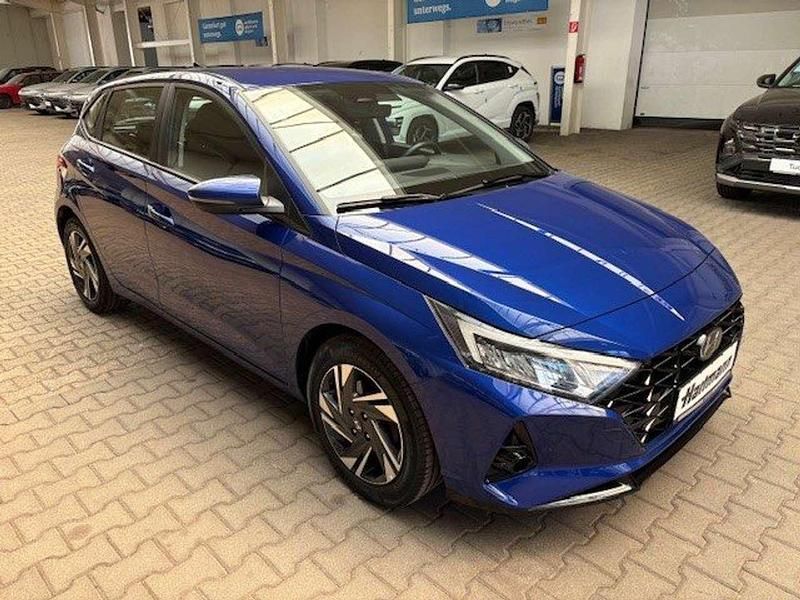 Gebraucht Hyundai i20 Trend 101 PS (74 kW) 2022 Intense blue / mic Kleinwagen