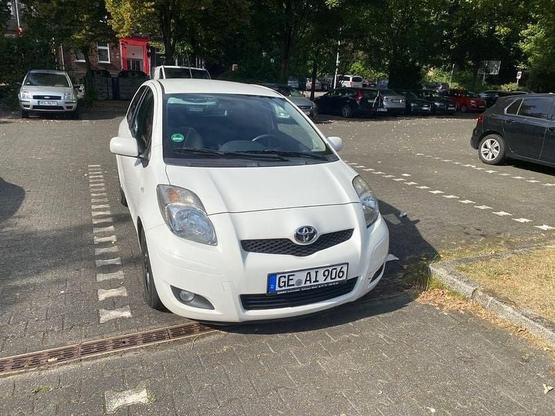Weiß Gebraucht 2011 Toyota Yaris Cool Kleinwagen | 2.750 € (Fairer Preis) - Bild 1/4