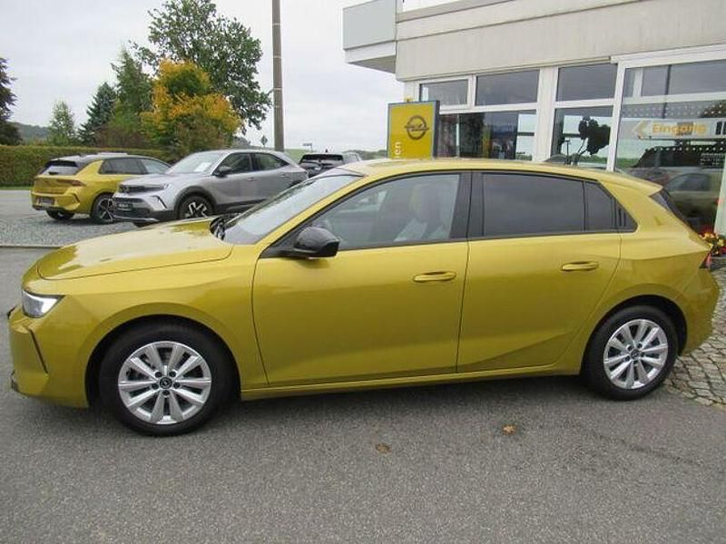 Gebraucht Opel Astra Elegance 131 PS (96 kW) 2023 Lackierung amber yellow/typ au Limousine