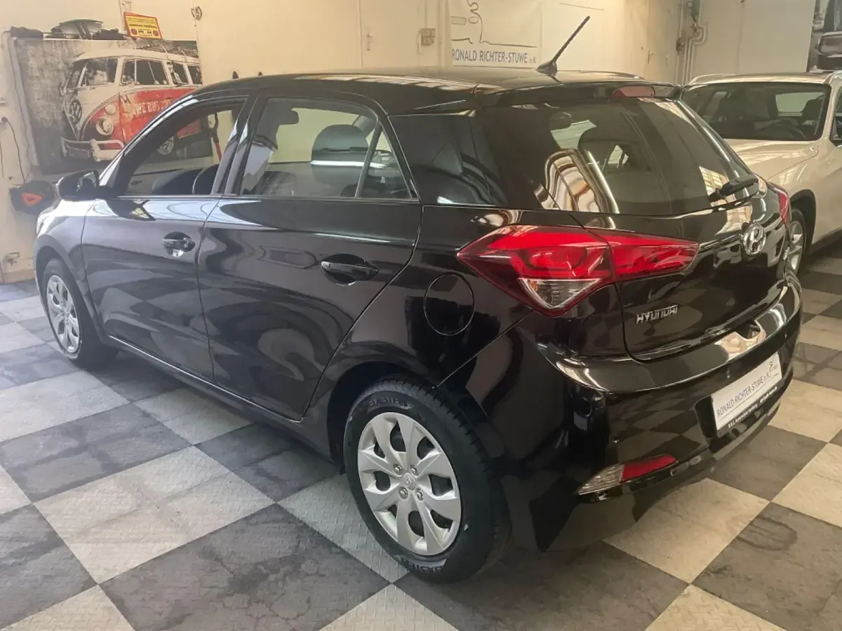 Gebraucht Hyundai i20 Trend 101 PS (74 kW) 2017 Schwarz Limousine