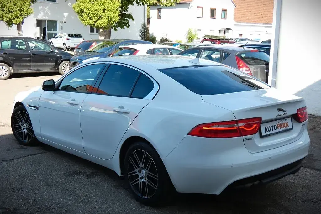 Gebraucht Jaguar XE Pure 179 PS (131 kW) 2015 Weiß Limousine