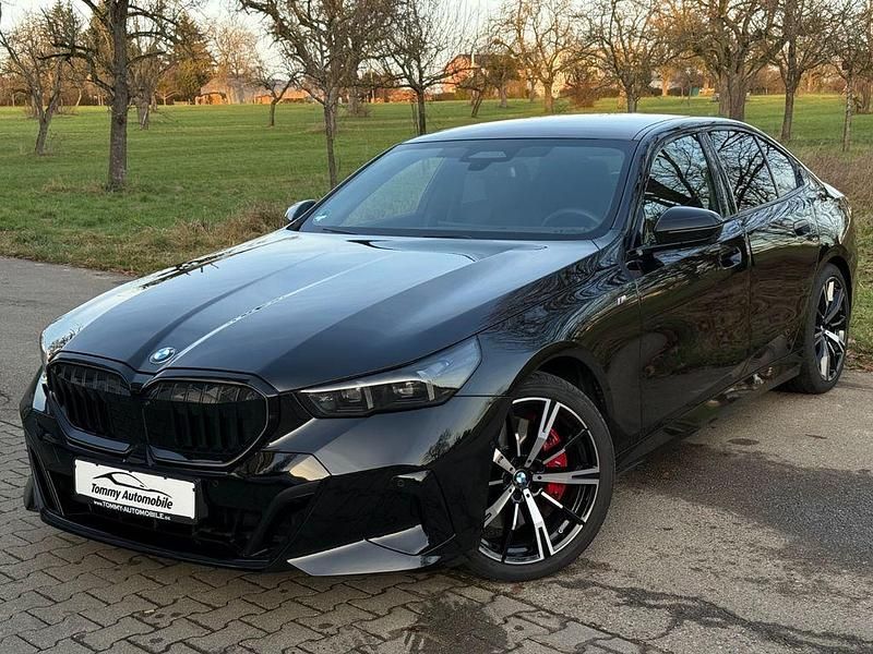 Black sapphire metallic Gebraucht 2025 BMW 540 M Sport Limousine | 71.900 € (Superpreis) - Bild 1/4