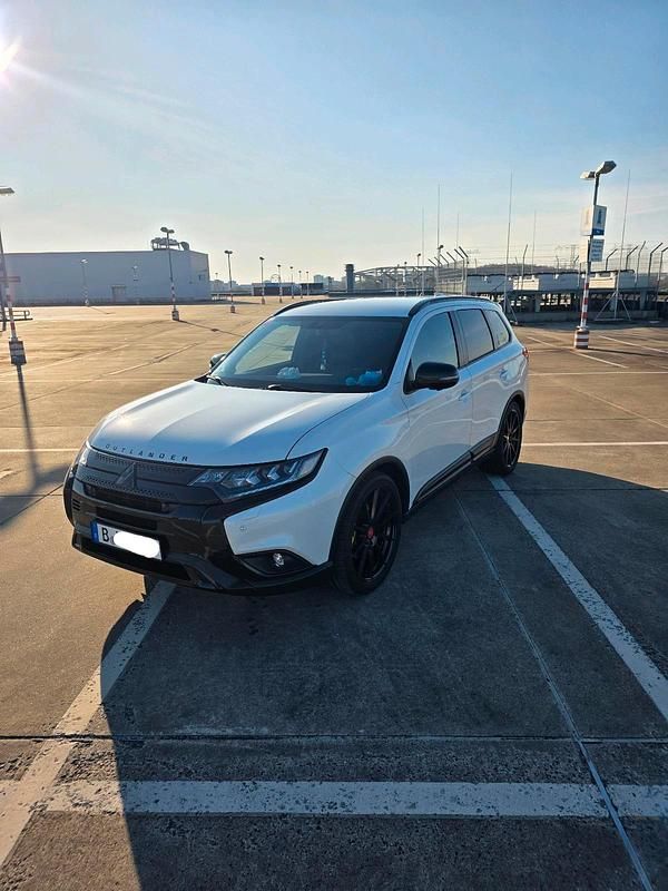 Weiß Gebraucht 2020 Mitsubishi Outlander Spirit+ SUV | 21.999 € (Guter Preis) - Bild 1/4