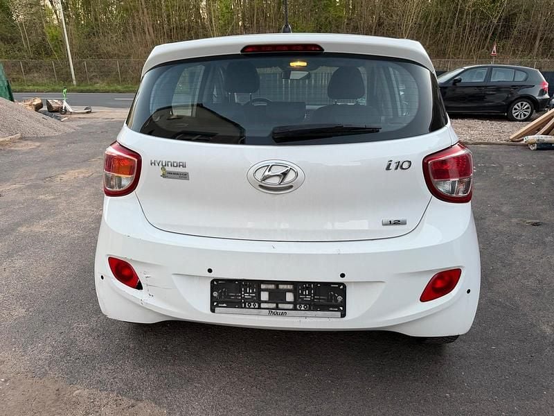 Gebraucht Hyundai i10 87 PS (63 kW) 2014 Weiß Kleinwagen
