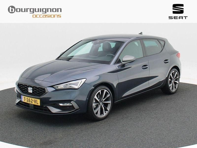 Grau Gebraucht 2023 Seat Leon Business Limousine | 24.250 € (Etwas zu teuer) - Bild 1/4