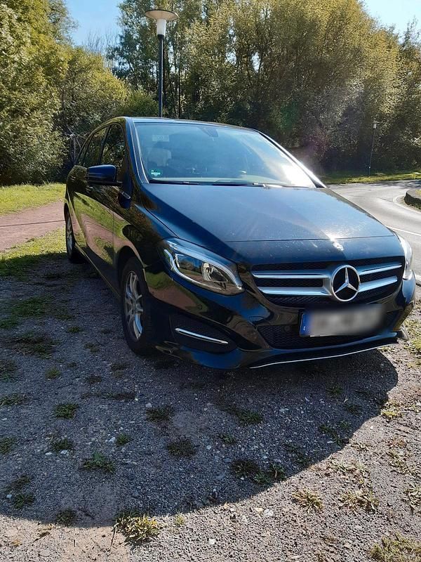 Schwarz Gebraucht 2016 Mercedes B180 Urban Van / Kleinbus | 13.250 € (Fairer Preis) - Bild 1/4