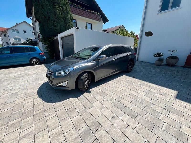 Grau Gebraucht 2014 Hyundai i40 Premium Kombi | 8.800 € (Fairer Preis) - Bild 1/4