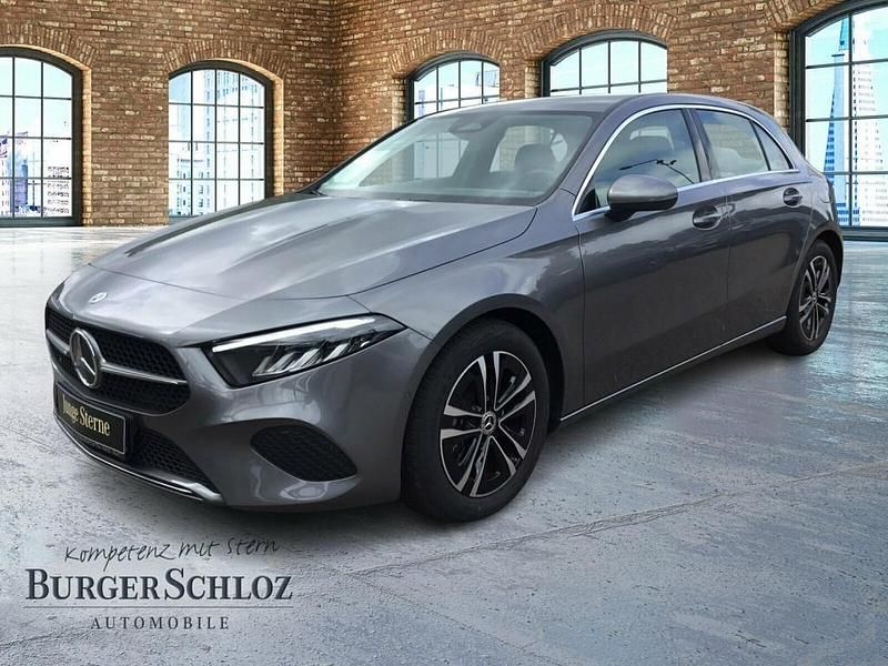 Metalliclack mountaingrau Gebraucht 2024 Mercedes A180 Progressive Limousine | 25.990 € (Superpreis) - Bild 1/4