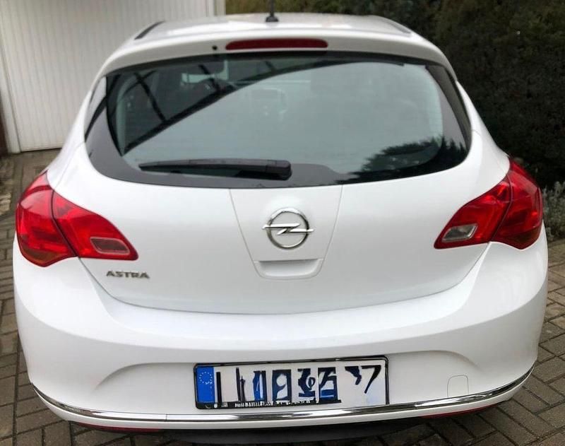Gebraucht Opel Astra Selection 116 PS (85 kW) 2014 Weiß Limousine