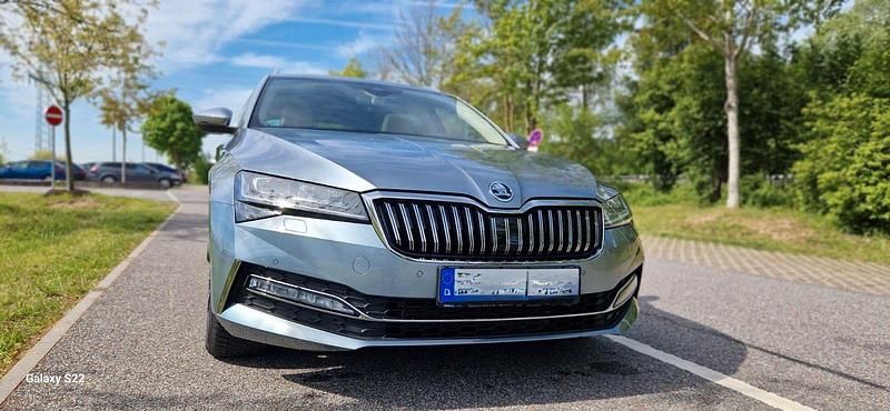 Grau Gebraucht 2020 Skoda Superb LAURIN & KLEMENT Kombi | 25.500 € (Guter Preis) - Bild 1/4