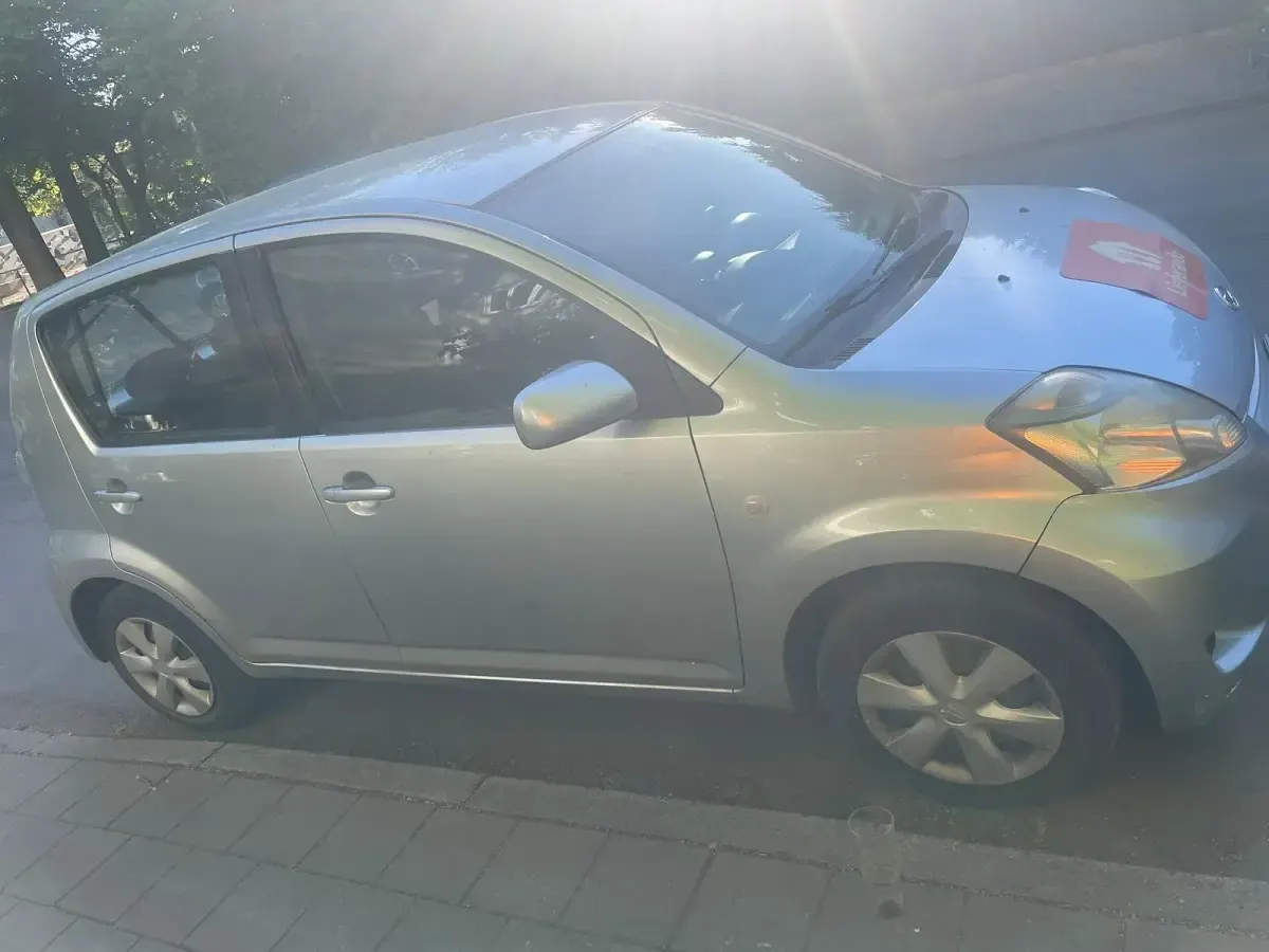 Gebraucht Daihatsu Sirion 70 PS (51 kW) 2008 Silber Kleinwagen