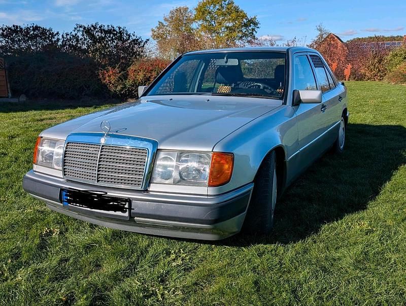 Grau Gebraucht 1993 Mercedes E200 Limousine | 4.570 € - Bild 1/4
