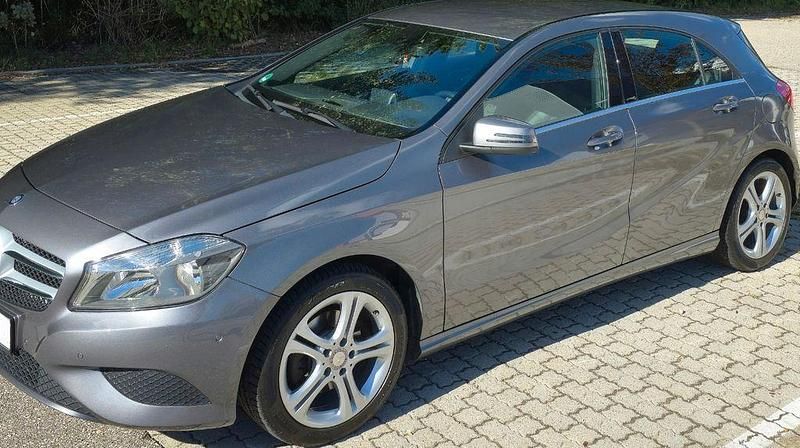 Grau Gebraucht 2015 Mercedes A180 Limousine | 12.700 € (Fairer Preis) - Bild 1/4