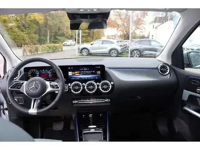 Gebraucht Mercedes B250 224 PS (164 kW) 2023 Silber Kleinwagen