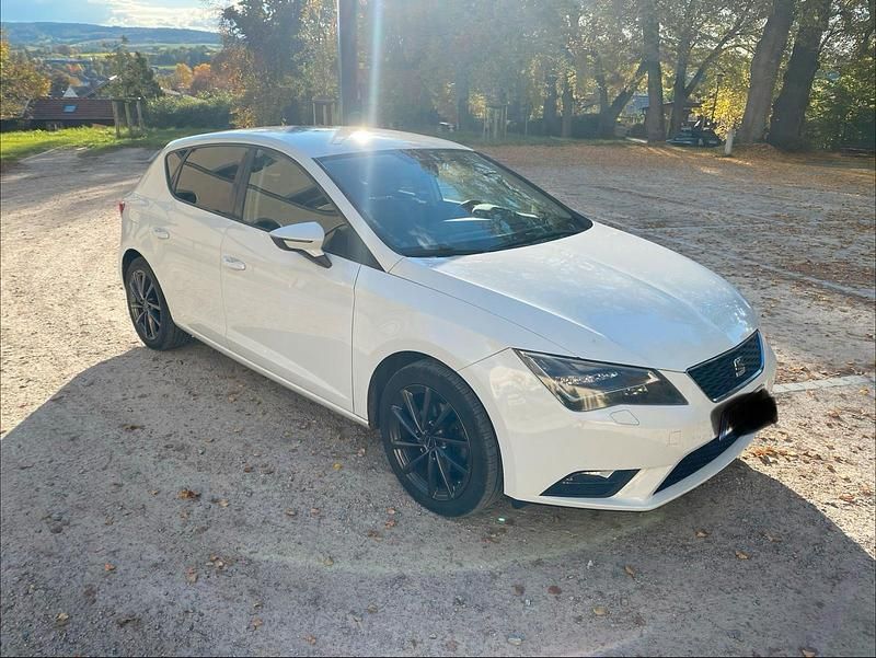 Weiß Gebraucht 2013 Seat Leon Style Kleinwagen | 8.599 € (Etwas zu teuer) - Bild 1/4
