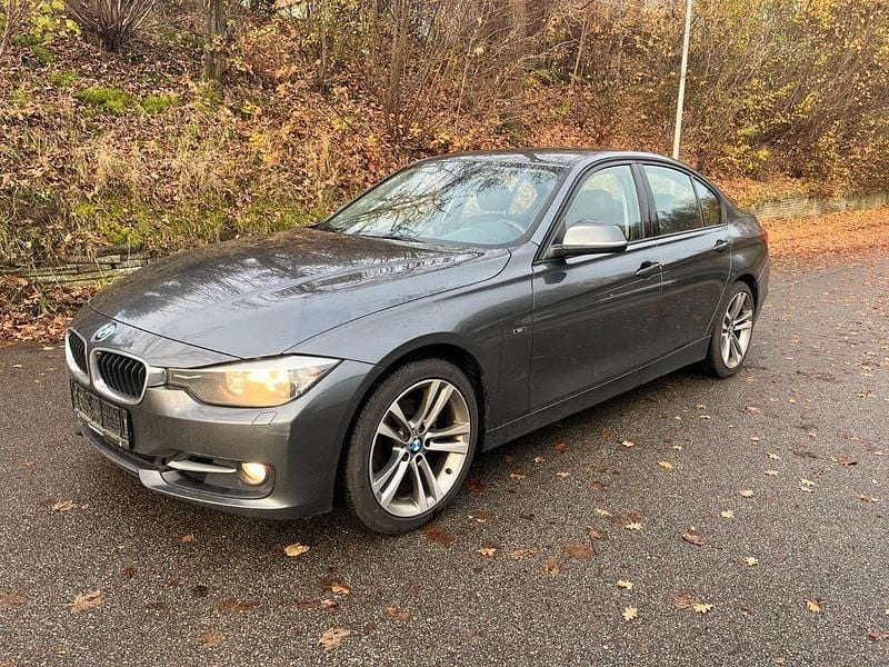 Grau Gebraucht 2013 BMW 320 Sport Line Limousine | 5.300 € (Guter Preis) - Bild 1/4
