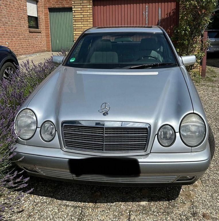 Silber Gebraucht 1998 Mercedes E220 Classic Limousine | 3.333 € (Superpreis) - Bild 1/4