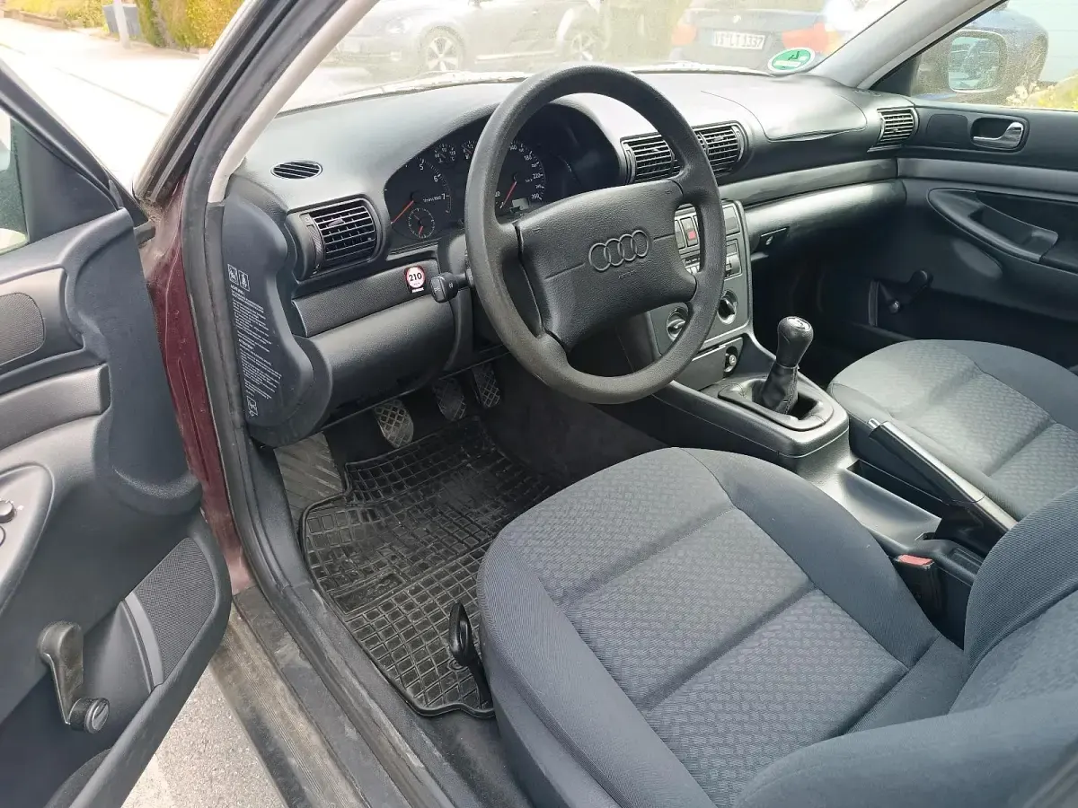 Używany Audi A4 101 KM (74 kW) 1995 Czerwony Sedan/Limuzyna