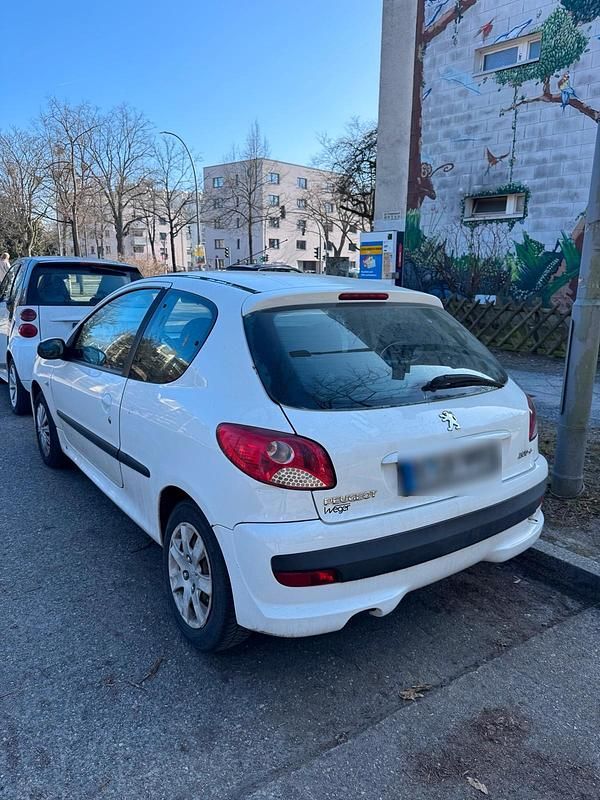 Gebraucht Peugeot 206+ 60 PS (44 kW) 2010 Weiß Kleinwagen