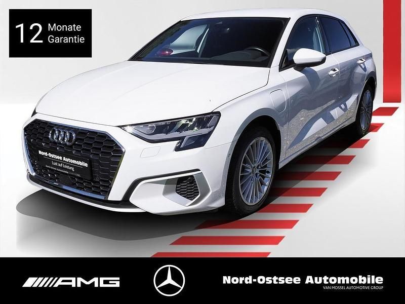 Weiß Gebraucht 2021 Audi A3 Sportback e-tron Sport Limousine | 23.490 € (Fairer Preis) - Bild 1/4