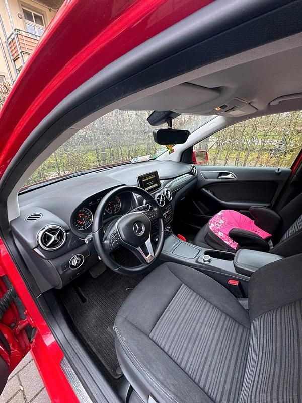 Gebraucht Mercedes B180 122 PS (89 kW) 2012 Rot Van / Kleinbus
