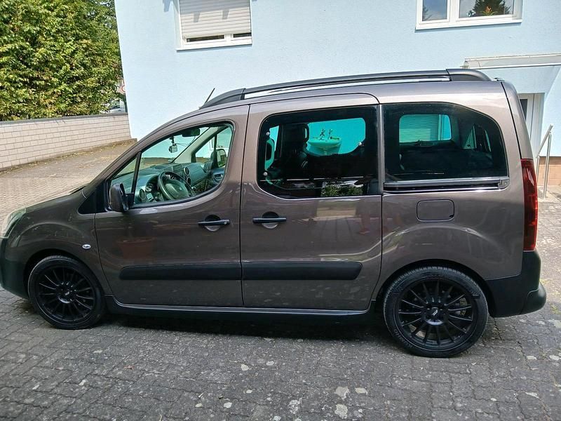 Braun Gebraucht 2017 Peugeot Partner Tepee Van / Kleinbus | 10.900 € (Fairer Preis) - Bild 1/4