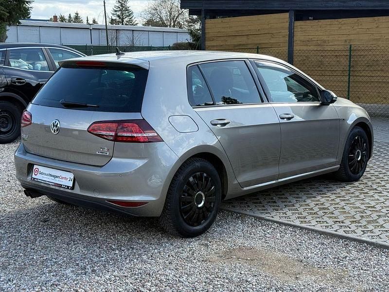 Gebraucht VW Golf VII Edition 125 PS (91 kW) 2015 Braun Limousine