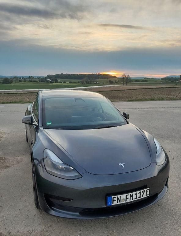 Grau Gebraucht 2021 Tesla Model 3 RWD Limousine | 22.890 € (Superpreis) - Bild 1/4